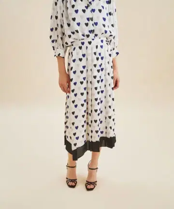 택 포함 새상품 그레이스 콘티넨탈 하트 프린트 플리츠 스커트