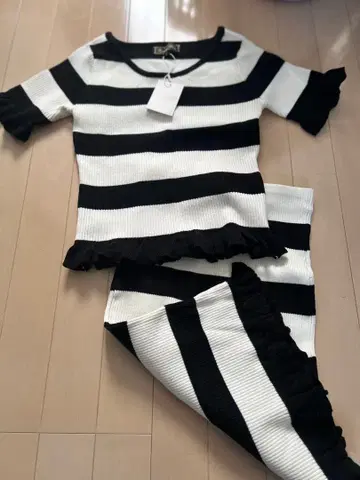 EmiriaWiz 보더 프릴 니트 셋업 Rady