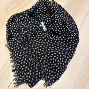 Pin 1876 블랙 앤 화이트 도트 스톨