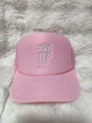 핑크 자수 로고 트래커 캡
