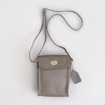 새상품 [COOCO] 슈링크 가죽 꼬임 장식 세로형 미니백