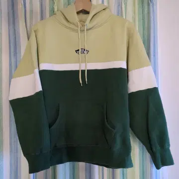VANS의 L 컬러 블록 디자인 후드티