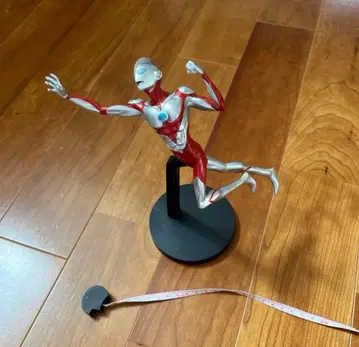 울트라맨 피규어 빨간색과 은색