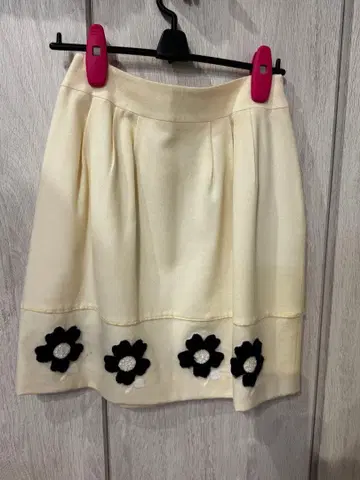 아이보리 플라워 자수 플레어 스커트