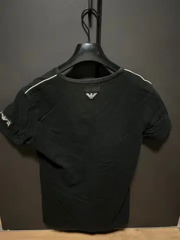 EMPORIO ARMANI 블랙 V넥 티셔츠