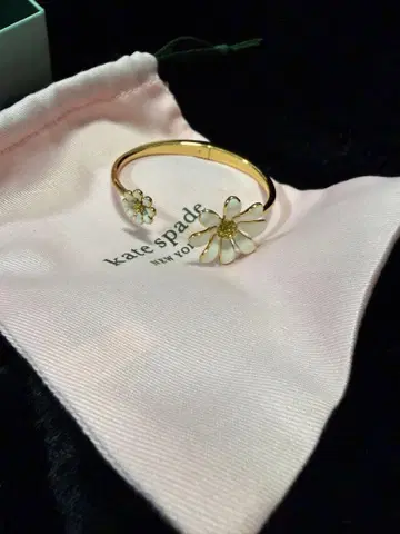 케이트 스페이드 꽃 모티브 뱅글