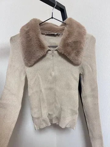 ZARA 베이지 퍼 옷깃 니트 긴팔