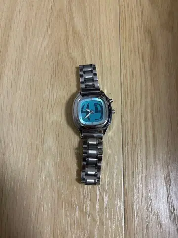 파란색 다이얼 스퀘어형 시계