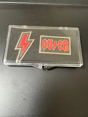 핀 배지 OVER THE STRiPES