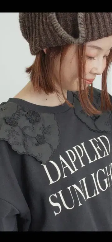 사만사 모스모스 쭈리 3D 레이스 카라 부착 맨투맨 블랙