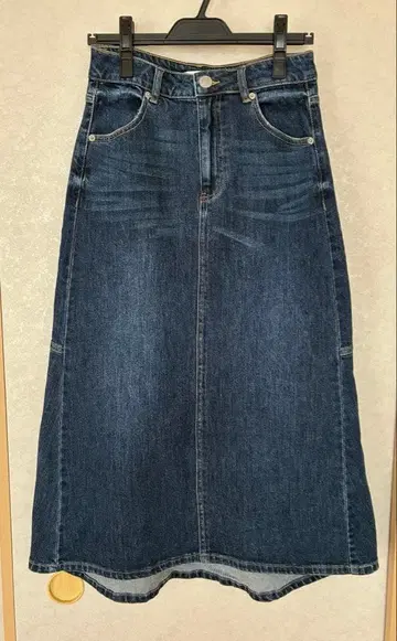 Le MARAIS 백 라인이 멋진 데님 스커트