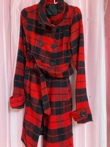 빨간색과 블랙 체크 무늬 롱 코트