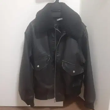 퍼 달린 블랙 가죽 플라이트 자켓