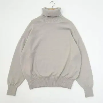 새상품급 두지엠 클라세 JUSPER 터틀넥 풀오버 내추럴