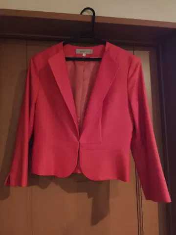 AZEY-LE 코랄 핑크 노카라 자켓