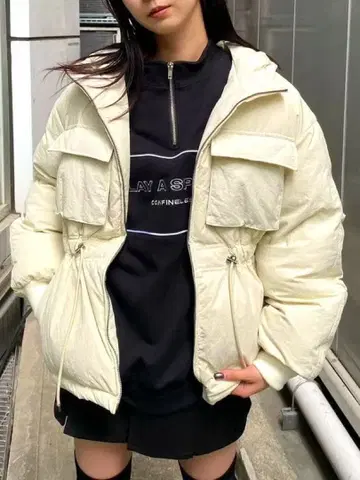 아이보리 후드 부착 다운 자켓