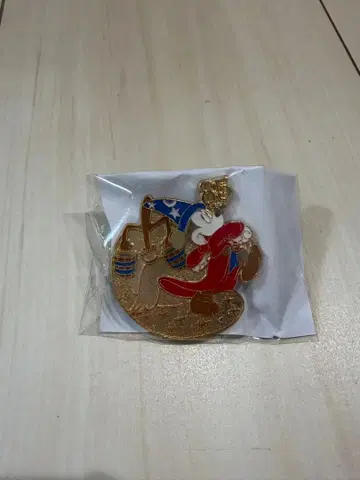 GODIVA 판타지아 컬렉션 핀 배지 2025