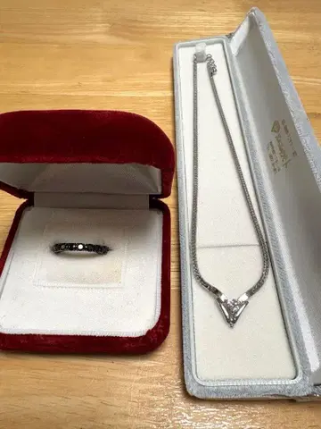 목걸이와 반지 세트