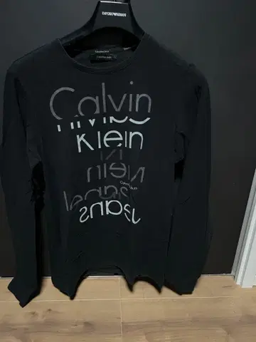 Calvin Klein Jeans 블랙 로고 긴팔 티셔츠