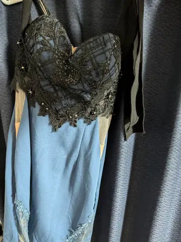 Glossy 비즈 장식이 달린 파란색 드레스