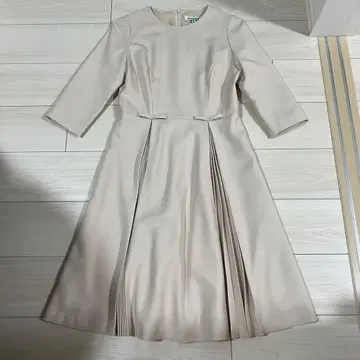 스트로베리 필드 베이지 무릎 기장 원피스