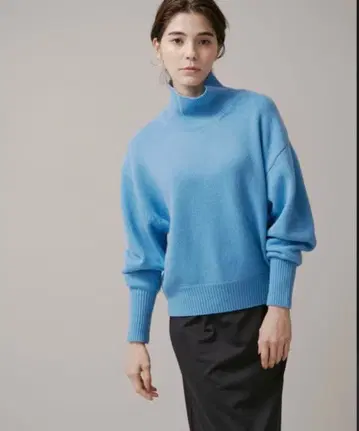 로페 태즈매니아 울 하이넥 백 슬릿 니트