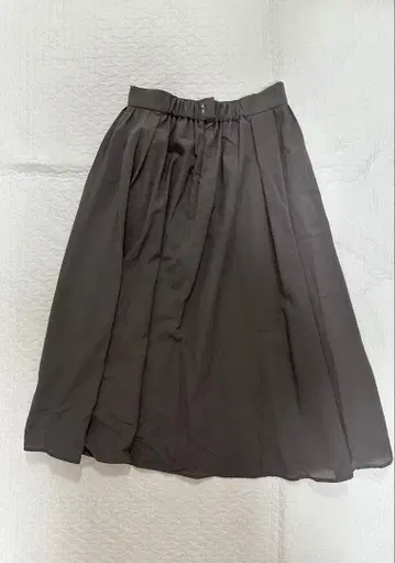 다크 그레이 플레어 스커트 무릎 기장