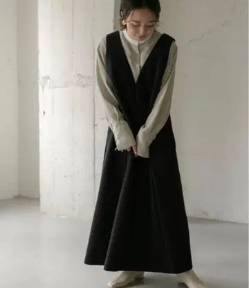 KBF V넥 플레어 오버롤 스커트 블랙