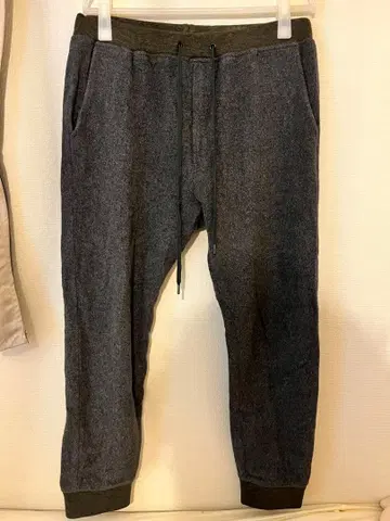 BEAMS 그레이 조거 팬츠