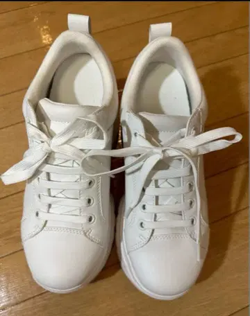 스즈키 아미님 화이트 플랫폼 스니커즈 통굽 스니커즈