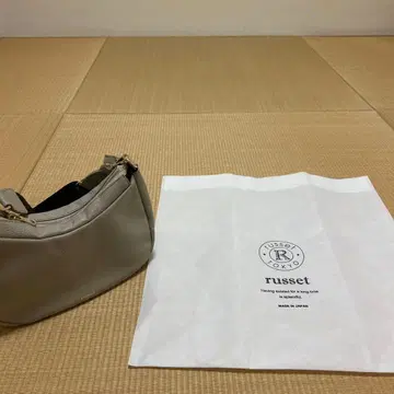 러셋 하프문 숄더백 (골드 금장 장식) 그레이지