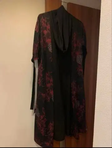 후리후 블랙과 빨간색 꽃무늬 오부 소매 롱 가디건