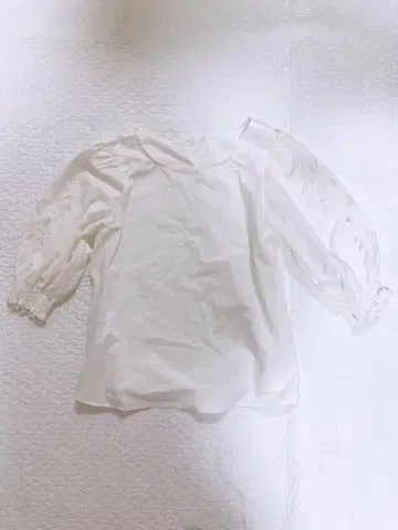 화이트 자수 벌룬 슬리브 셔츠 (7부 소매)