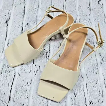 새상품급 EVOL 이이볼 베이지 스퀘어토 샌들 클리어힐