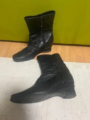 블랙 가죽 숏부츠 지퍼 포함
