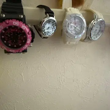 블랙과 핑크 아날로그 시계 4개 세트