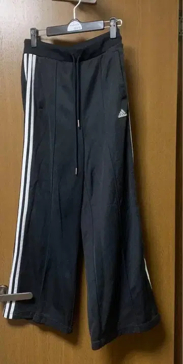 adidas moussy 와이드 트랙 팬츠 DZ4835