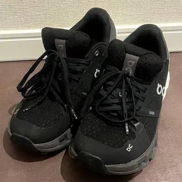 on 러닝화 블랙 화이트 24cm