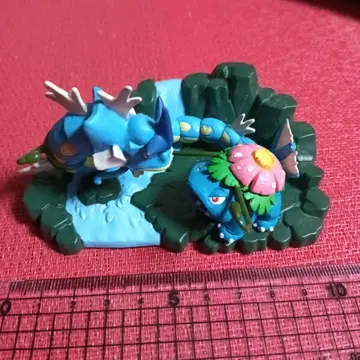 갸라도스 & 이상해꽃 피규어