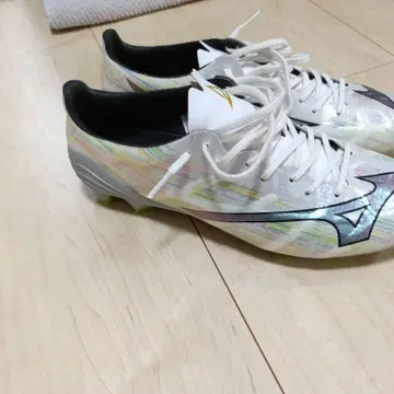 미즈노 축구화 화이트/멀티 컬러