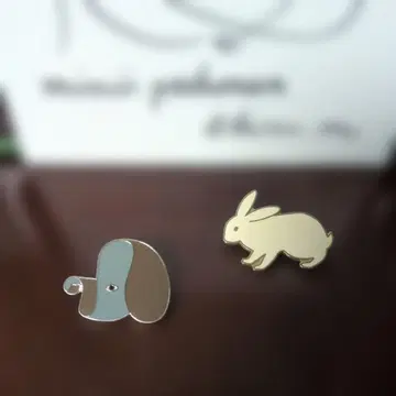 미나 페르호넨 강아지와 토끼 브로치