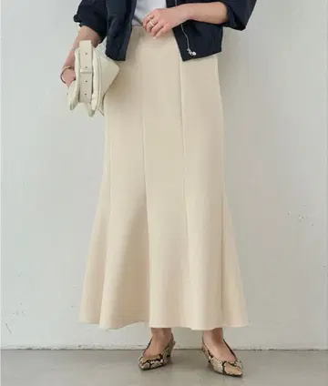 새상품급 2024AW 개럴개런트 조젯 플레어 스커트 화이트