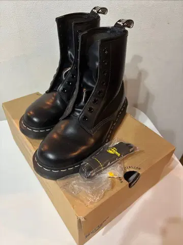 닥터마틴 8홀 화이트 스티치