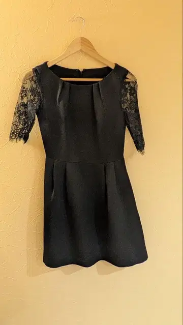 레이스 소매 블랙 A라인 드레스