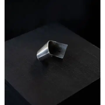 PRY 모노-플레이트 이어 커프 [아크]