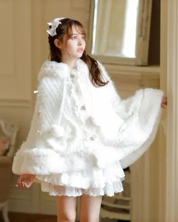 LIZLISA 폼폼 리본 니트 퍼 판초 화이트 2024