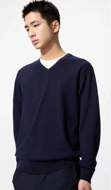 유니클로 캐시미어 스웨터 M 사이즈 네이비