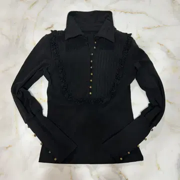 프릴 달린 블랙 긴팔 상의