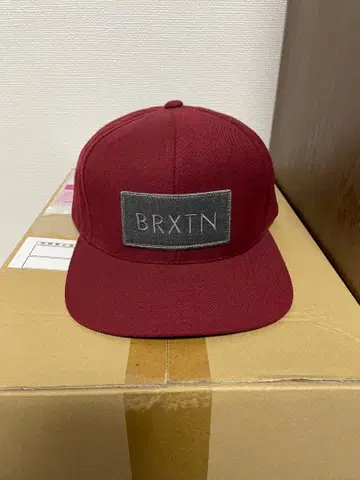 BRXTN 버건디 스냅백 캡