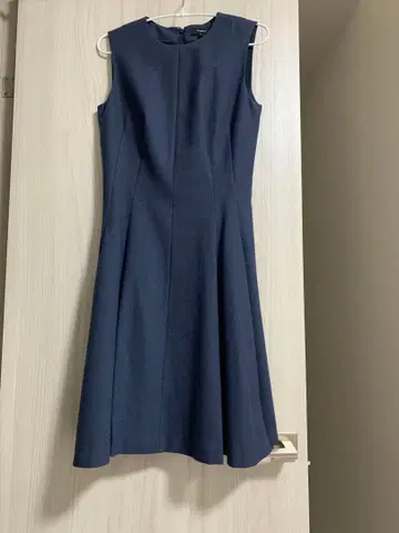 Theory 슬리브리스 무릎 기장 원피스 00 네이비